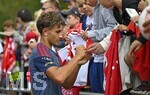 27.07.2026, Fussball Bundesliga 2026/2027, Trainingslager FC Bayern München in Rottach-Egern am Tegernsee (Bayern). Tom Bischof (FC Bayern München) beim Autogramme unterzeichnen.