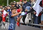 27.07.2026, Fussball Bundesliga 2026/2027, Trainingslager FC Bayern München in Rottach-Egern am Tegernsee (Bayern). Tom Bischof (FC Bayern München) beim Autogramme unterzeichnen.