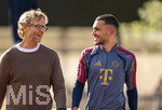 27.07.2026, Fussball Bundesliga 2026/2027, Trainingslager FC Bayern München in Rottach-Egern am Tegernsee (Bayern). v.li: Pressesprecher Dieter Nickles (BAyern München) mit Arijon Ibrahimovic (Bayern München) 