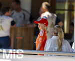 27.07.2026, Fussball Bundesliga 2026/2027, Trainingslager FC Bayern München in Rottach-Egern am Tegernsee (Bayern).  re: Nina Neuer am Sportplatz. Die Frau von Torwart Manuel Neuer (FC Bayern München) mit Sohn Luca Neuer im kompletten FC Bayern Torhüter Outfit seines Papas ! Achtung: KEINE FREIGABE FÜR VERÖFFENTLICHUNG JEDER ART !!