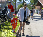 27.07.2026, Fussball Bundesliga 2026/2027, Trainingslager FC Bayern München in Rottach-Egern am Tegernsee (Bayern).  Nina Neuer am Sportplatz. Die Frau von Torwart Manuel Neuer (FC Bayern München) mit Sohn Luca Neuer im kompletten FC Bayern Torhüter Outfit seines Papas. ! Achtung: KEINE FREIGABE FÜR VERÖFFENTLICHUNG JEDER ART !!