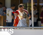 27.07.2026, Fussball Bundesliga 2026/2027, Trainingslager FC Bayern München in Rottach-Egern am Tegernsee (Bayern).  re: Nina Neuer am Sportplatz. Die Frau von Torwart Manuel Neuer (FC Bayern München) mit Sohn Luca Neuer im kompletten FC Bayern Torhüter Outfit seines Papas ! Achtung: KEINE FREIGABE FÜR VERÖFFENTLICHUNG JEDER ART !!
