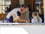 27.07.2026, Fussball Bundesliga 2026/2027, Trainingslager FC Bayern München in Rottach-Egern am Tegernsee (Bayern).  re: Nina Neuer am Sportplatz. Die Frau von Torwart Manuel Neuer (FC Bayern München) mit Sohn Luca Neuer im kompletten FC Bayern Torhüter Outfit seines Papas, mit Mannschaftsarzt Dr. Jürgen Hahne (FC Bayern).! Achtung: KEINE FREIGABE FÜR VERÖFFENTLICHUNG JEDER ART !!