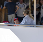 27.07.2026, Fussball Bundesliga 2026/2027, Trainingslager FC Bayern München in Rottach-Egern am Tegernsee (Bayern).  re: Nina Neuer am Sportplatz. Die Frau von Torwart Manuel Neuer (FC Bayern München) mit Sohn Luca Neuer im kompletten FC Bayern Torhüter Outfit seines Papas, mit Mannschaftsarzt Dr. Jürgen Hahne (FC Bayern). ! Achtung: KEINE FREIGABE FÜR VERÖFFENTLICHUNG JEDER ART !!