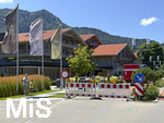 28.07.2026, Fussball Bundesliga 2026/2027, Trainingslager FC Bayern München in Rottach-Egern am Tegernsee (Bayern). Am Mannschaftshotel Parkhotel Egerner Höfe wurde eine Spur gesperrt für den parkenden Bayern-Mannschaftsbus, inklusive temporär aufgestellter Verkehrsampel.