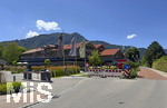 28.07.2026, Fussball Bundesliga 2026/2027, Trainingslager FC Bayern München in Rottach-Egern am Tegernsee (Bayern). Am Mannschaftshotel Parkhotel Egerner Höfe wurde eine Spur gesperrt für den parkenden Bayern-Mannschaftsbus, inklusive temporär aufgestellter Verkehrsampel.