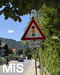 28.07.2026, Fussball Bundesliga 2026/2027, Trainingslager FC Bayern München in Rottach-Egern am Tegernsee (Bayern). Am Mannschaftshotel Parkhotel Egerner Höfe wurde eine Spur gesperrt für den parkenden Bayern-Mannschaftsbus, inklusive temporär aufgestellter Verkehrsampel.