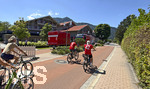 28.07.2026, Fussball Bundesliga 2026/2027, Trainingslager FC Bayern München in Rottach-Egern am Tegernsee (Bayern). Am Mannschaftshotel Parkhotel Egerner Höfe wurde eine Spur gesperrt für den parkenden Bayern-Mannschaftsbus, inklusive temporär aufgestellter Verkehrsampel.