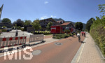28.07.2026, Fussball Bundesliga 2026/2027, Trainingslager FC Bayern München in Rottach-Egern am Tegernsee (Bayern). Am Mannschaftshotel Parkhotel Egerner Höfe wurde eine Spur gesperrt für den parkenden Bayern-Mannschaftsbus, inklusive temporär aufgestellter Verkehrsampel.
