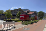 28.07.2026, Fussball Bundesliga 2026/2027, Trainingslager FC Bayern München in Rottach-Egern am Tegernsee (Bayern). Am Mannschaftshotel Parkhotel Egerner Höfe wurde eine Spur gesperrt für den parkenden Bayern-Mannschaftsbus, inklusive temporär aufgestellter Verkehrsampel.