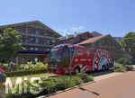 28.07.2026, Fussball Bundesliga 2026/2027, Trainingslager FC Bayern München in Rottach-Egern am Tegernsee (Bayern). Am Mannschaftshotel Parkhotel Egerner Höfe wurde eine Spur gesperrt für den parkenden Bayern-Mannschaftsbus, inklusive temporär aufgestellter Verkehrsampel.