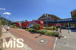 28.07.2026, Fussball Bundesliga 2026/2027, Trainingslager FC Bayern München in Rottach-Egern am Tegernsee (Bayern). Am Mannschaftshotel Parkhotel Egerner Höfe wurde eine Spur gesperrt für den parkenden Bayern-Mannschaftsbus, inklusive temporär aufgestellter Verkehrsampel.