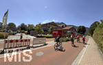 28.07.2026, Fussball Bundesliga 2026/2027, Trainingslager FC Bayern München in Rottach-Egern am Tegernsee (Bayern). Am Mannschaftshotel Parkhotel Egerner Höfe wurde eine Spur gesperrt für den parkenden Bayern-Mannschaftsbus, inklusive temporär aufgestellter Verkehrsampel.