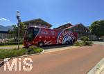 28.07.2026, Fussball Bundesliga 2026/2027, Trainingslager FC Bayern München in Rottach-Egern am Tegernsee (Bayern). Am Mannschaftshotel Parkhotel Egerner Höfe wurde eine Spur gesperrt für den parkenden Bayern-Mannschaftsbus, inklusive temporär aufgestellter Verkehrsampel.