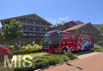 28.07.2026, Fussball Bundesliga 2026/2027, Trainingslager FC Bayern München in Rottach-Egern am Tegernsee (Bayern). Am Mannschaftshotel Parkhotel Egerner Höfe wurde eine Spur gesperrt für den parkenden Bayern-Mannschaftsbus, inklusive temporär aufgestellter Verkehrsampel.