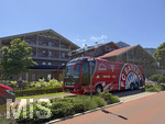 28.07.2026, Fussball Bundesliga 2026/2027, Trainingslager FC Bayern München in Rottach-Egern am Tegernsee (Bayern). Am Mannschaftshotel Parkhotel Egerner Höfe wurde eine Spur gesperrt für den parkenden Bayern-Mannschaftsbus, inklusive temporär aufgestellter Verkehrsampel.