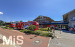28.07.2026, Fussball Bundesliga 2026/2027, Trainingslager FC Bayern München in Rottach-Egern am Tegernsee (Bayern). Am Mannschaftshotel Parkhotel Egerner Höfe wurde eine Spur gesperrt für den parkenden Bayern-Mannschaftsbus, inklusive temporär aufgestellter Verkehrsampel.