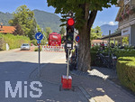 28.07.2026, Fussball Bundesliga 2026/2027, Trainingslager FC Bayern München in Rottach-Egern am Tegernsee (Bayern). Am Mannschaftshotel Parkhotel Egerner Höfe wurde eine Spur gesperrt für den parkenden Bayern-Mannschaftsbus, inklusive temporär aufgestellter Verkehrsampel. 