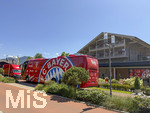 28.07.2026, Fussball Bundesliga 2026/2027, Trainingslager FC Bayern München in Rottach-Egern am Tegernsee (Bayern). Am Mannschaftshotel Parkhotel Egerner Höfe wurde eine Spur gesperrt für den parkenden Bayern-Mannschaftsbus, inklusive temporär aufgestellter Verkehrsampel.