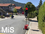28.07.2026, Fussball Bundesliga 2026/2027, Trainingslager FC Bayern München in Rottach-Egern am Tegernsee (Bayern). Am Mannschaftshotel Parkhotel Egerner Höfe wurde eine Spur gesperrt für den parkenden Bayern-Mannschaftsbus, inklusive temporär aufgestellter Verkehrsampel. 