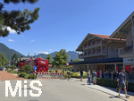 28.07.2026, Fussball Bundesliga 2026/2027, Trainingslager FC Bayern München in Rottach-Egern am Tegernsee (Bayern). Am Mannschaftshotel Parkhotel Egerner Höfe wurde eine Spur gesperrt für den parkenden Bayern-Mannschaftsbus, inklusive temporär aufgestellter Verkehrsampel. Bayernfans warten vor dem Hotel auf Autogramme ihrer Stars.