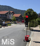 28.07.2026, Fussball Bundesliga 2026/2027, Trainingslager FC Bayern München in Rottach-Egern am Tegernsee (Bayern). Am Mannschaftshotel Parkhotel Egerner Höfe wurde eine Spur gesperrt für den parkenden Bayern-Mannschaftsbus, inklusive temporär aufgestellter Verkehrsampel. 