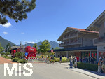 28.07.2026, Fussball Bundesliga 2026/2027, Trainingslager FC Bayern München in Rottach-Egern am Tegernsee (Bayern). Am Mannschaftshotel Parkhotel Egerner Höfe wurde eine Spur gesperrt für den parkenden Bayern-Mannschaftsbus, inklusive temporär aufgestellter Verkehrsampel. Bayernfans warten vor dem Hotel auf Autogramme ihrer Stars.