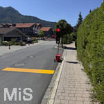 28.07.2026, Fussball Bundesliga 2026/2027, Trainingslager FC Bayern München in Rottach-Egern am Tegernsee (Bayern). Am Mannschaftshotel Parkhotel Egerner Höfe wurde eine Spur gesperrt für den parkenden Bayern-Mannschaftsbus, inklusive temporär aufgestellter Verkehrsampel. 