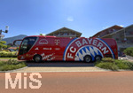 28.07.2026, Fussball Bundesliga 2026/2027, Trainingslager FC Bayern München in Rottach-Egern am Tegernsee (Bayern). Am Mannschaftshotel Parkhotel Egerner Höfe wurde eine Spur gesperrt für den parkenden Bayern-Mannschaftsbus, inklusive temporär aufgestellter Verkehrsampel. 