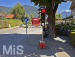 28.07.2026, Fussball Bundesliga 2026/2027, Trainingslager FC Bayern München in Rottach-Egern am Tegernsee (Bayern). Am Mannschaftshotel Parkhotel Egerner Höfe wurde eine Spur gesperrt für den parkenden Bayern-Mannschaftsbus, inklusive temporär aufgestellter Verkehrsampel. 