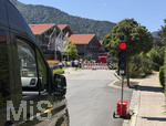 28.07.2026, Fussball Bundesliga 2026/2027, Trainingslager FC Bayern München in Rottach-Egern am Tegernsee (Bayern). Am Mannschaftshotel Parkhotel Egerner Höfe wurde eine Spur gesperrt für den parkenden Bayern-Mannschaftsbus, inklusive temporär aufgestellter Verkehrsampel. 