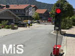 28.07.2026, Fussball Bundesliga 2026/2027, Trainingslager FC Bayern München in Rottach-Egern am Tegernsee (Bayern). Am Mannschaftshotel Parkhotel Egerner Höfe wurde eine Spur gesperrt für den parkenden Bayern-Mannschaftsbus, inklusive temporär aufgestellter Verkehrsampel. 