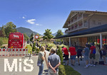 28.07.2026, Fussball Bundesliga 2026/2027, Trainingslager FC Bayern München in Rottach-Egern am Tegernsee (Bayern). Am Mannschaftshotel Parkhotel Egerner Höfe wurde eine Spur gesperrt für den parkenden Bayern-Mannschaftsbus, inklusive temporär aufgestellter Verkehrsampel. Bayernfans warten vor dem Hotel auf Autogramme ihrer Stars.
