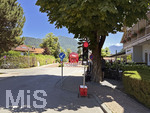28.07.2026, Fussball Bundesliga 2026/2027, Trainingslager FC Bayern München in Rottach-Egern am Tegernsee (Bayern). Am Mannschaftshotel Parkhotel Egerner Höfe wurde eine Spur gesperrt für den parkenden Bayern-Mannschaftsbus, inklusive temporär aufgestellter Verkehrsampel. 