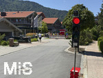 28.07.2026, Fussball Bundesliga 2026/2027, Trainingslager FC Bayern München in Rottach-Egern am Tegernsee (Bayern). Am Mannschaftshotel Parkhotel Egerner Höfe wurde eine Spur gesperrt für den parkenden Bayern-Mannschaftsbus, inklusive temporär aufgestellter Verkehrsampel. 