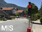 28.07.2026, Fussball Bundesliga 2026/2027, Trainingslager FC Bayern München in Rottach-Egern am Tegernsee (Bayern). Am Mannschaftshotel Parkhotel Egerner Höfe wurde eine Spur gesperrt für den parkenden Bayern-Mannschaftsbus, inklusive temporär aufgestellter Verkehrsampel. 