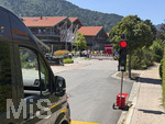 28.07.2026, Fussball Bundesliga 2026/2027, Trainingslager FC Bayern München in Rottach-Egern am Tegernsee (Bayern). Am Mannschaftshotel Parkhotel Egerner Höfe wurde eine Spur gesperrt für den parkenden Bayern-Mannschaftsbus, inklusive temporär aufgestellter Verkehrsampel. 
