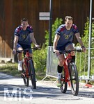 28.07.2026, Fussball Bundesliga 2026/2027, Trainingslager FC Bayern München in Rottach-Egern am Tegernsee (Bayern). v.l. Torwart Jonas Urbig (FC Bayern München) und Torwart Manuel Neuer (FC Bayern München) auf dem Fahrrad