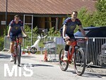 28.07.2026, Fussball Bundesliga 2026/2027, Trainingslager FC Bayern München in Rottach-Egern am Tegernsee (Bayern). v.l. Torwart Jonas Urbig (FC Bayern München) und Torwart Manuel Neuer (FC Bayern München) auf dem Fahrrad