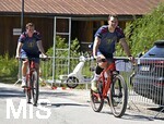28.07.2026, Fussball Bundesliga 2026/2027, Trainingslager FC Bayern München in Rottach-Egern am Tegernsee (Bayern). v.l. Torwart Jonas Urbig (FC Bayern München) und Torwart Manuel Neuer (FC Bayern München) auf dem Fahrrad