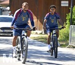 28.07.2026, Fussball Bundesliga 2026/2027, Trainingslager FC Bayern München in Rottach-Egern am Tegernsee (Bayern). Marlin Brown (FC Bayern) auf dem Fahrrad