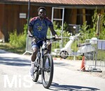 28.07.2026, Fussball Bundesliga 2026/2027, Trainingslager FC Bayern München in Rottach-Egern am Tegernsee (Bayern). Alphonso Davies (FC Bayern München) auf dem Fahrrad
