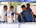 28.07.2026, Fussball Bundesliga 2026/2027, Trainingslager FC Bayern München in Rottach-Egern am Tegernsee (Bayern). v.l. Sportvorstand Max Eberl (Bayern München) shakehands mit Hiroki Ito (FC Bayern München) und Jonathan Tah (FC Bayern München) 