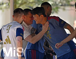 28.07.2026, Fussball Bundesliga 2026/2027, Trainingslager FC Bayern München in Rottach-Egern am Tegernsee (Bayern). v.l. Sportvorstand Max Eberl (Bayern München) umarmnt Min-jae Kim (Bayern München, Minjae Kim) 