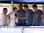 28.07.2026, Fussball Bundesliga 2026/2027, Trainingslager FC Bayern München in Rottach-Egern am Tegernsee (Bayern). v.l. Sportvorstand Max Eberl (Bayern München) schrezt mit v.l. Jonathan Tah (FC Bayern München), Min-jae Kim (Bayern München, Minjae Kim) und Hiroki Ito (FC Bayern München) 