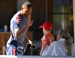 28.07.2026, Fussball Bundesliga 2026/2027, Trainingslager FC Bayern München in Rottach-Egern am Tegernsee (Bayern). Jonathan Tah (FC Bayern München) klatscht ab