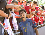 28.07.2026, Fussball Bundesliga 2026/2027, Trainingslager FC Bayern München in Rottach-Egern am Tegernsee (Bayern). Die Spieler geben den Fans noch Autogramme nach dem Training, Neuzugang Nathaniel Brown (Bayern München)