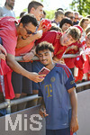 28.07.2026, Fussball Bundesliga 2026/2027, Trainingslager FC Bayern München in Rottach-Egern am Tegernsee (Bayern). Die Spieler geben den Fans noch Autogramme nach dem Training, Neuzugang Nathaniel Brown (Bayern München)