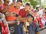28.07.2026, Fussball Bundesliga 2026/2027, Trainingslager FC Bayern München in Rottach-Egern am Tegernsee (Bayern). Die Spieler geben den Fans noch Autogramme nach dem Training, Neuzugang Nathaniel Brown (Bayern München)