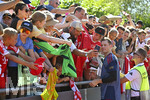 28.07.2026, Fussball Bundesliga 2026/2027, Trainingslager FC Bayern München in Rottach-Egern am Tegernsee (Bayern). Die Spieler geben den Fans noch Autogramme nach dem Training, Torwart Manuel Neuer (FC Bayern München) 
